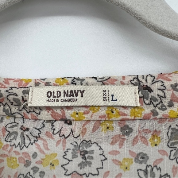 Old Navy Floral Sheer Lightweight Quarter Sleeves Ruffle Button V-Neckline Top - Picture 3 of 11